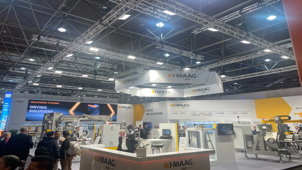Visitantes exploram soluções da MAAG Group para sistemas de peletização e secagem na feira K-Messe.