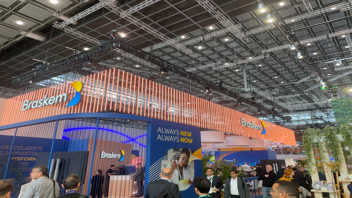 Visitantes observam o estande da Braskem durante a K-Messe 2025, feira internacional de plásticos na Alemanha.